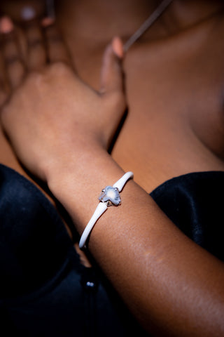 Woman wearing chalcedony rubber bracelet.