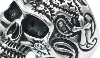 gothic skull ring close up img