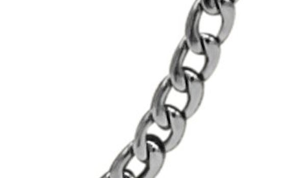Silver curb chain close up img
