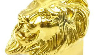 Gold lion ring close up img